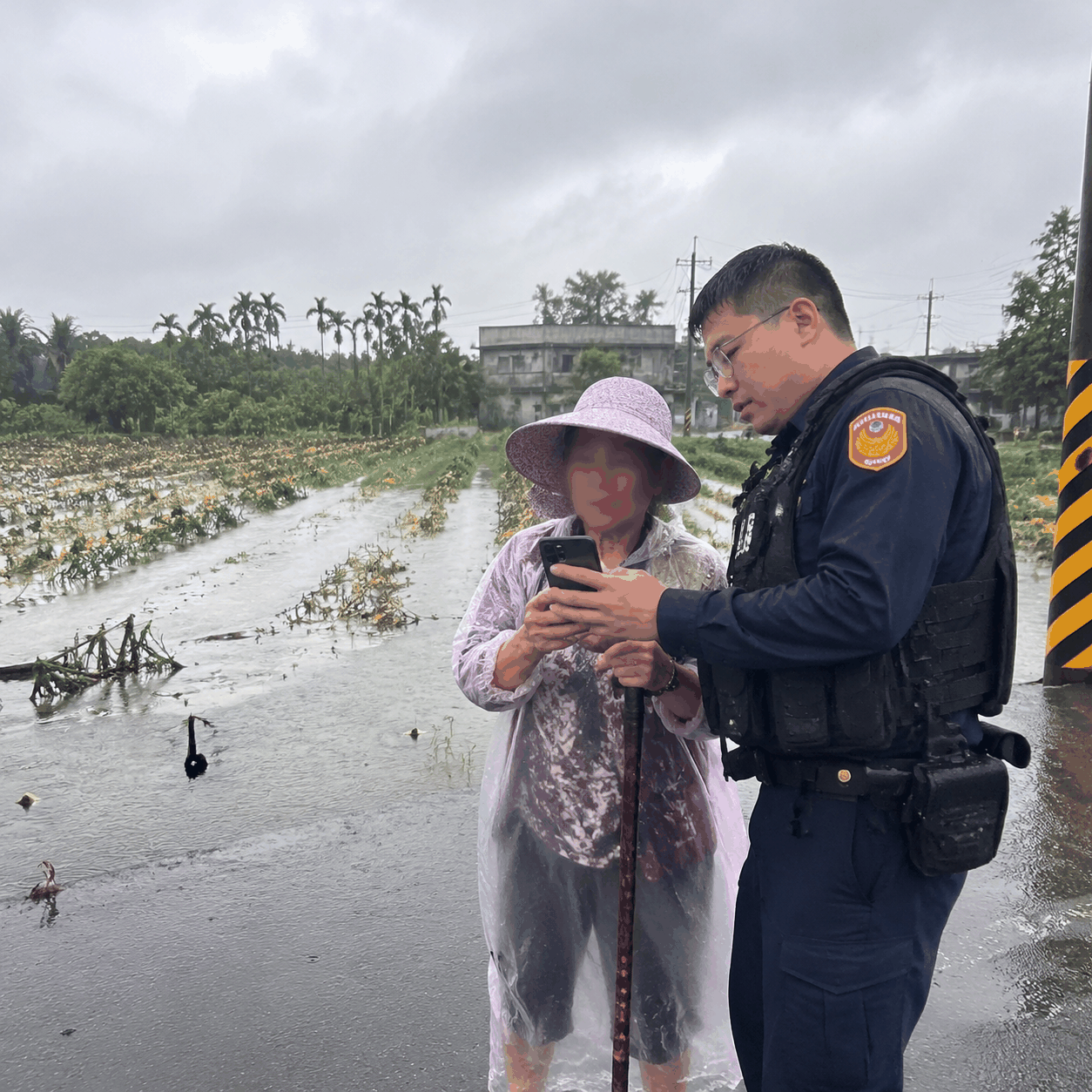 8旬阿嬤申請農損補助不會拍照　屏東內埔警送暖冒雨協助 | ETtoday地方新聞 | ETtoday新聞雲 封面圖